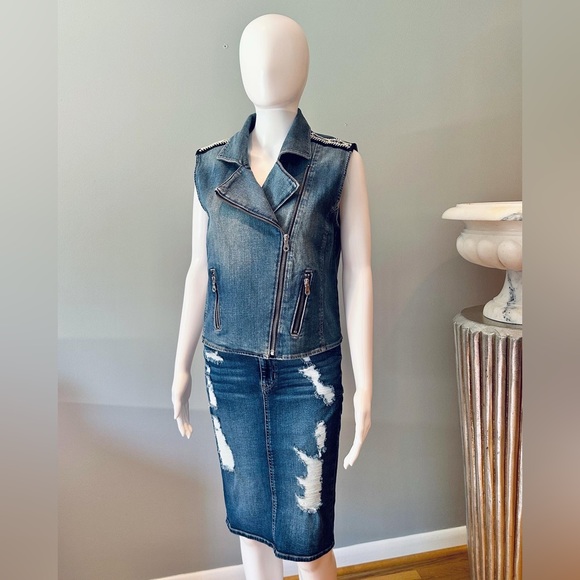 Paige - Chelsea Denim Vest With Beaded Details In Shoulders - Picture 3 of 8